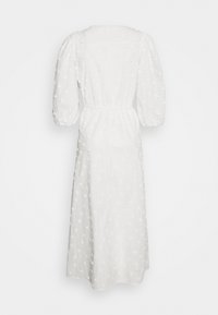 Abito midi bianco con maniche a sbuffo, tessuto testurizzato con piccoli motivi floreali e vita elastica per una silhouette aderente.