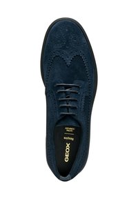 Scarpa in suede blu navy con dettagli brogue, design con lacci, colletto imbottito e suola in gomma. L'interno presenta un marchio in oro.