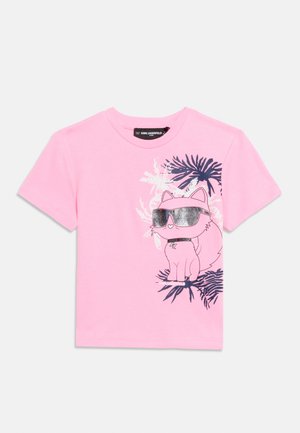 Tricou roz cu mâneci scurte, cu o pisică desen animat purtând ochelari de soare, așezată printre frunze tropicale abstracte alb-negru.