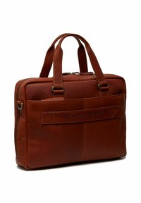 Cartella in pelle marrone con doppie maniglie, chiusura con zip e dettaglio del logo impresso. Caratterizzata da un design rettangolare elegante e cuciture minime.