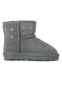 Stivaletto alla caviglia in suede grigio con punta rotonda, cuciture a vista e decorativi accenti di strass sul lato. Suola in gomma con grip.