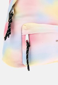 Guess ALLOVER-PRINT - Hátizsák - rosa multi