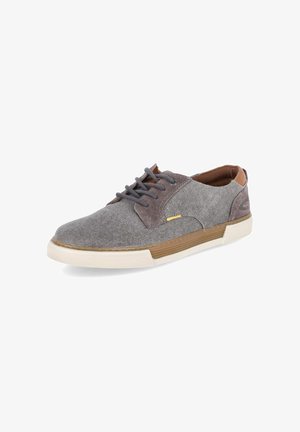 Szary, casualowy sneaker sznurowany, z fakturowaną tkaniną, brązowymi akcentami i białą gumową podeszwą, pokazany lekko pod kątem na białym tle.