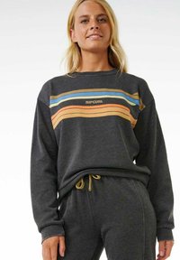 Grå sweatshirt med lange ærmer, der har vandrette striber i gul, blå og orange. Brøndens logo placeret i midten.