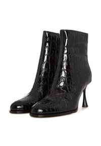 Bottines en vernis noir avec un motif crocodile, bout pointu et talon aiguille étroit. Texture lisse et brillante.
