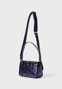 Piccola borsa rettangolare in materiale navy lucido con un motivo trapuntato. Presenta una tracolla regolabile e dettagli metallici.