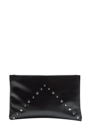 Pochette en cuir noir avec une texture lisse, présentant un motif décoratif de petits cœurs en argent et de clous disposés en une conception diagonale.