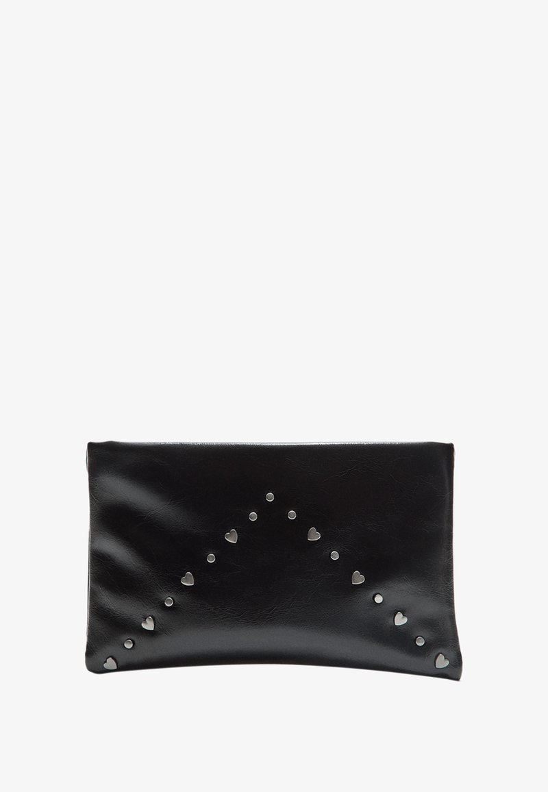 Pochette en cuir noir avec une texture lisse, présentant un motif décoratif de petits cœurs en argent et de clous disposés en une conception diagonale.