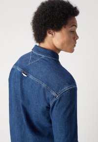 Tommy Jeans ESSENTIAL OVERSHIRT - Jeansjacke - mid indigo