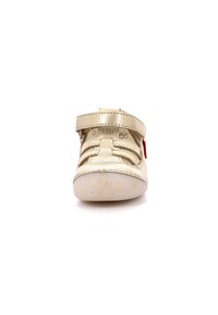 Sandal in pelle dorata con due cinturini regolabili, punta chiusa e suola bianca testurizzata con macchie di colore. Logo circolare sul lato.