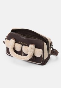 Bruine neplederen tas met crèmekleurige nepbont accenten, twee handvatten bovenaan, een ritssluiting en een vóórvak met klepdetail.