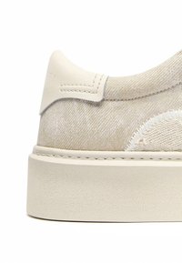 Beige Sneaker mit strukturiertem Obermaterial aus Stoff und glatten Lederakzenten. Verfügt über eine gepolsterte Sohle und einen erhöhten Rücken für Komfort und Unterstützung.