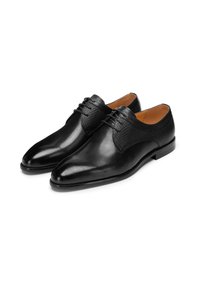 Schwarze Lederschuhe mit glatter Oberfläche und strukturiertem Obermaterial. Spitz zulaufende Spitze, Schnürdesign und niedriger, gestapelter Absatz.