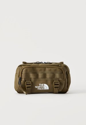 Ζώνη μέσης The North Face σε ελιά πράσινο με φερμουάρ σε διαμερίσματα, μπροστινά κουμπώματα και λογότυπο σε απλό ανοιχτό φόντο.