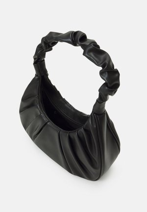 Bolso de cuero negro con asa fruncida y detalles recogidos, mostrado abierto con un bolsillo interior con cremallera visible.