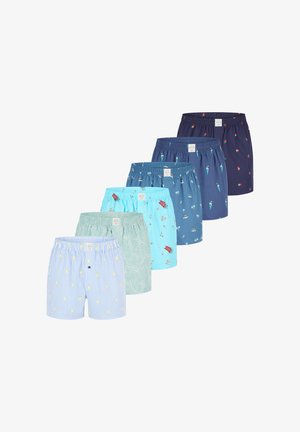 Zes paar katoen shorts in verschillende kleuren: blauw, marineblauw en groen. Kenmerkende patronen zijn strepen en gedrukt motieven zoals palmbladeren.