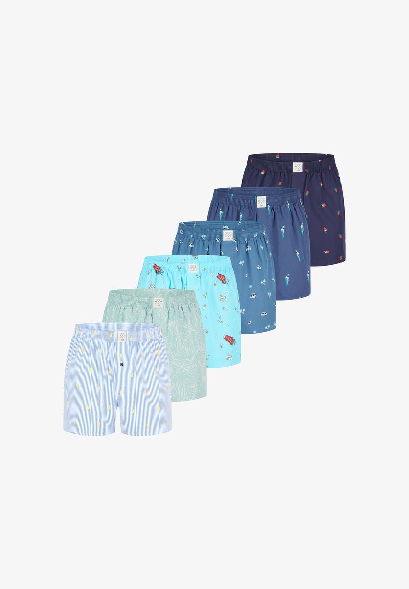 Sześć par bawełnianych szortów w różnych kolorach: niebieskim, granatowym i zielonym. Wyraźne wzory obejmują paski oraz nadruki, takie jak palmy.