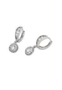 Sidabrinės auskarai su žiedu, kuriuose kabo apskrito žavesio pakabukas, abu puošti daugybe mažų, skaidrių rhinestone akmenukų, kad pridėtų žvilgesio.