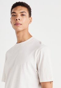 Abercrombie & Fitch VINTAGE CREAM - T-shirts - white sand