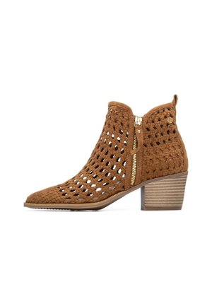 Botín marrón tejido con diseño abierto, que cuenta con una cremallera lateral y un tacón ancho con ranuras horizontales; material texturizado.