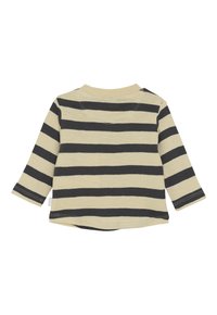 Langarm beige en donkergrijze gestreepte peuter T-shirt, ronde hals, basic ontwerp, plat gelegd met de achterkant naar boven op een witte achtergrond.