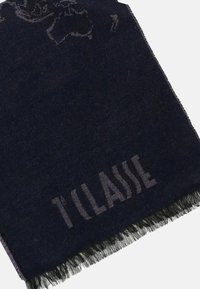Sciarpa di lana blu navy scuro con finitura testurizzata, presenta un delicato design della mappa del mondo e bordi sfrangiati. Include la scritta "T'classe" in grigio.