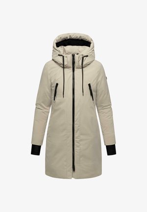 Chaqueta acolchada beige con cuello alto y gran capucha. Presenta cierres de cremallera negros y bolsillos laterales. Mangas largas con puños negros.