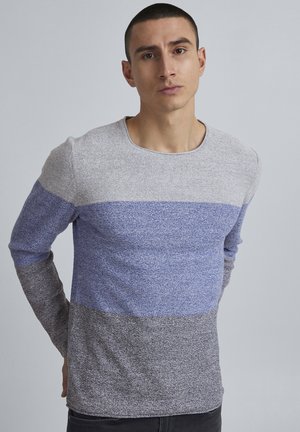Langarm-Pullover mit grauen, blauen und dunkelgrauen horizontalen Streifen. Hergestellt aus strukturiertem Stoff mit Rundhalsausschnitt und tailliertem Design.