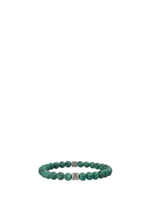 Pulsera con cuentas redondas verdes y dos cuentas cuadradas de plata grabadas con símbolos de calaveras y tibias cruzadas.