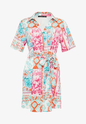 Sukienka z krótkim rękawem z żywym, wielokolorowym wzorem w odcieniach różu, turkusu i pomarańczy. Wykonana z lekkiego materiału, z wiązaniem w talii.