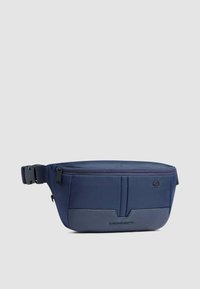 Marsupio blu navy realizzato in tessuto resistente, dotato di una parte superiore con zip, tasche frontali, base testurizzata e cintura regolabile.