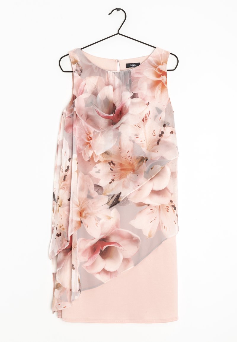 Robe rose clair sans manches avec une grande superposition de tissu imprimé floral en couches, suspendue sur un cintre noir sur fond blanc.