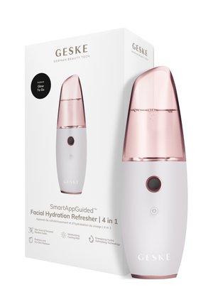 Geske SmartAppGuidet ansigtsfugtgivende opfrisker med lyserødt gennemsigtigt låg, hvid krop, tænd/sluk-knap og emballage, der viser produktfunktioner.