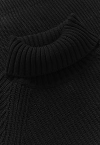 Suéter negro de punto con cuello alto acanalado. La textura es suave con líneas verticales, confeccionado con un hilo grueso para aportar calidez.