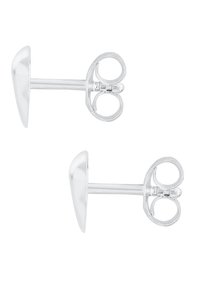 Silberne Steckerohrringe mit einem glatten, geschwungenen Design. Sie besitzen eine einzigartige, runde Form und sind mit einem klassischen Schmetterlingsverschluss gesichert.