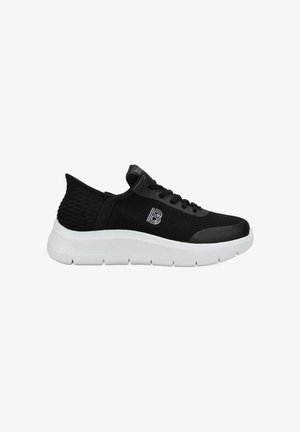 Zapatilla deportiva de malla negra transpirable con cordones negros, suela acolchada blanca y logotipo estilizado en forma de "B" en el lateral.