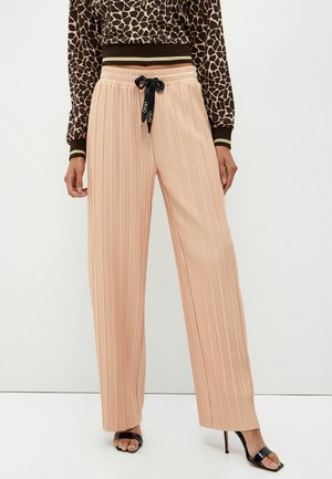 Pantaloni plissettati pesco con vita alta, cintura elastica e dettaglio in raso nero. Il tessuto ha una consistenza liscia con un design a gamba larga.