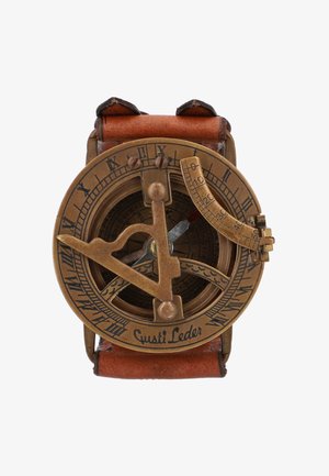 Messing kompas horloge met leren band; beschikt over gegraveerde details, een ronde wijzerplaat en verstelbare hardware. De tekst zegt "Gusti Leder."