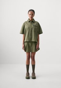 Nike Sportswear - X NAOMI OSAKA - Hemdbluse - medium olive Thumbnail-Bild 1