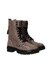 Laced combatboots in een beige textuur met multikleurige spikkels, voorzien van zwarte veters, rubberen zolen en metalen accenten.