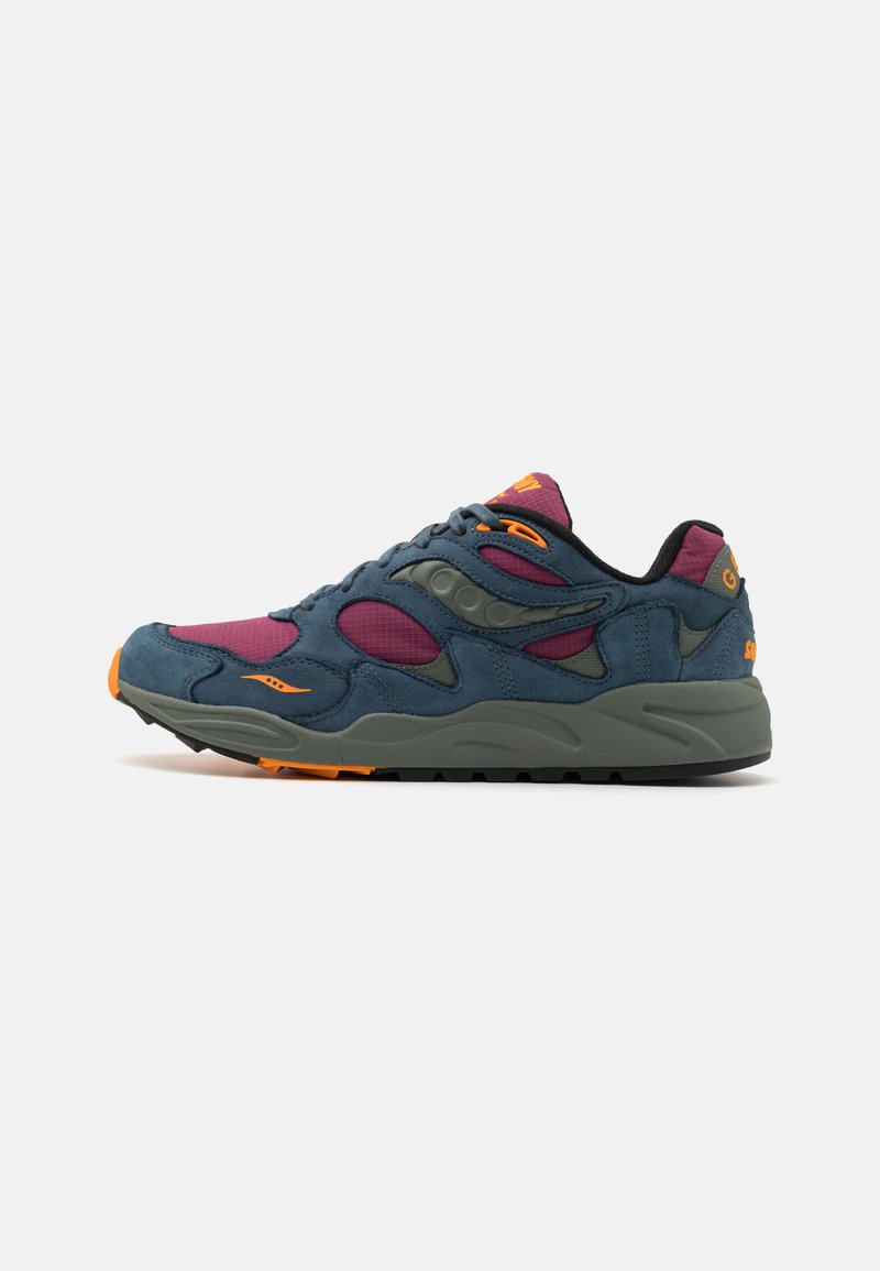 Meskie sneakersy w ciemnym granacie i bordowym, z zamszową cholewą, akcentami z siateczki i pomarańczowymi detalami; posiadają grubą szaro-skalną podeszwę i zaokrąglony nosek.