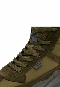 Olivine zielone trampki typu high-top wykonane z zamszu i tkaniny, z teksturowaną powierzchnią, miękkim kołnierzem i kontrastującymi sznurówkami.