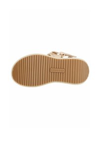 Helle beige Gummisandalsohle mit horizontalen Rillen für besseren Halt und einem weißen Rand. Mit "Steve Madden"-Markierung.