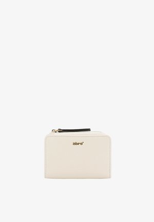 Portefeuille en cuir crème avec fermeture éclair, logo doré, tirette de fermeture noire et design minimaliste. Présente des lignes épurées et une texture lisse.