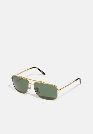 Occhiali da sole in metallo dorato con lenti verdi, forma rettangolare e dettagli in tartaruga sulle stanghette, caratterizzati da un design elegante.