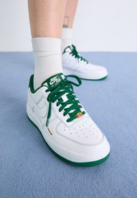 Unausgewählt, white/gorge green/gold-coloured