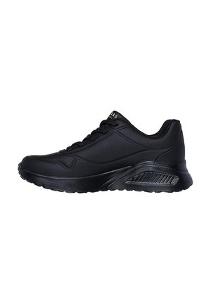 Zapatillas deportivas negras de cuero sintético, con una parte superior texturizada, puntera redonda, cordones y una suela acolchada con un ligero aumento de altura.