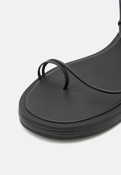 Studio Amelia EMILY WRAP FLAT - Tåsandaler - black
