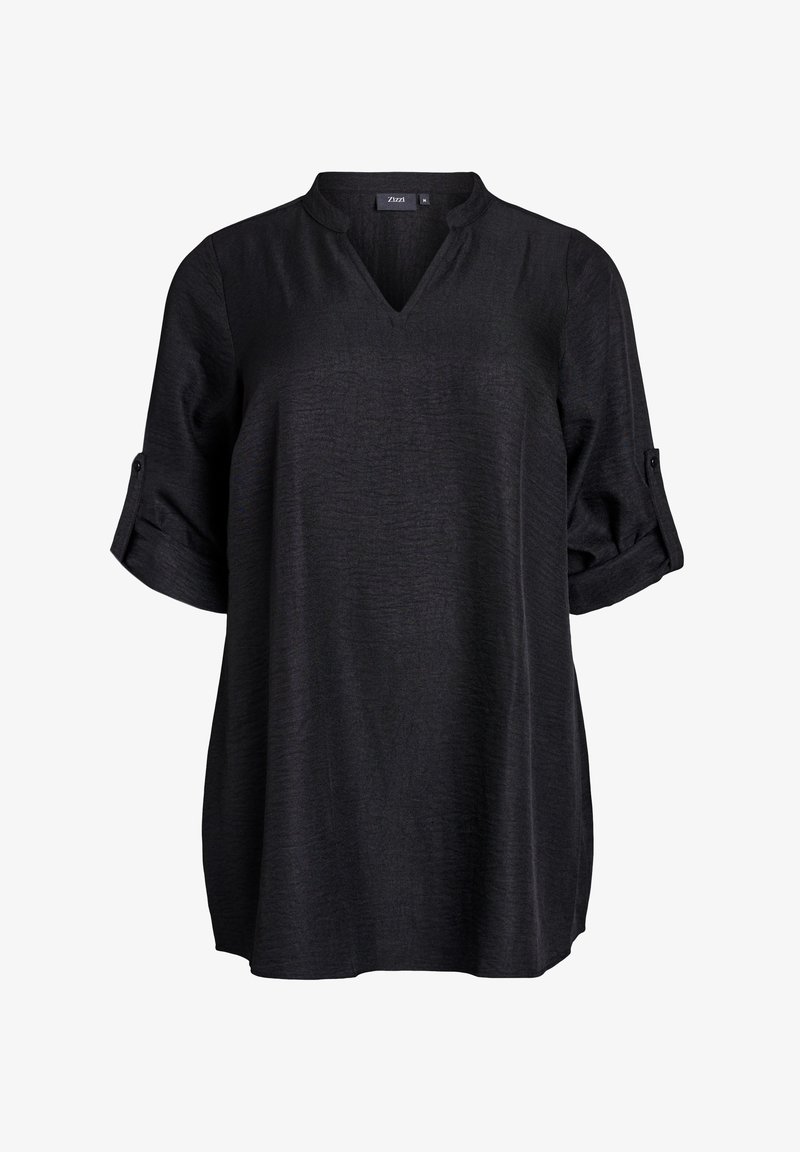 Blusa nera a maniche corte con scollo a V e maniche arrotolabili. Realizzata in tessuto testurizzato, presenta una vestibilità ampia e un orlo curvo. Etichetta del marchio visibile.