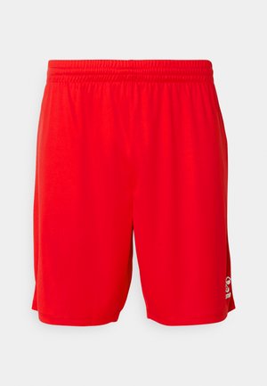 Κόκκινες αθλητικές κοντές βερμούδες φτιαγμένες από ελαφρύ ύφασμα, με ελαστική μέση, λείο υλικό και λεπτομέρεια λογότυπου στη κάτω δεξιά πλευρά.